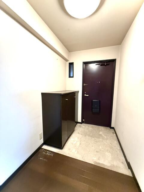 豊橋市曙町字宮前の中古マンションの玄関| 玄関には靴を収納できるスペースがあります。