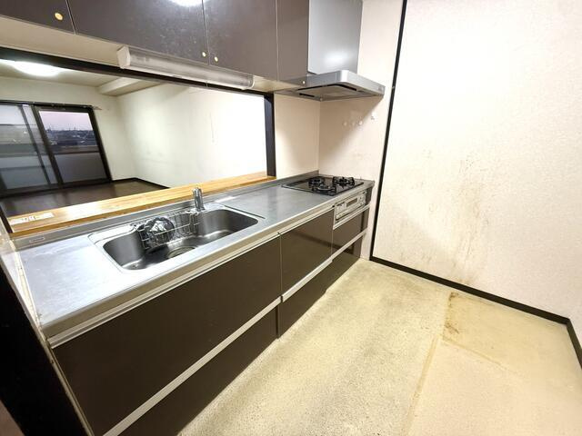 豊橋市曙町字宮前の中古マンションのキッチン| 流行りの対面式キッチンはお料理中も家族の様子をしっかり把握することができます! 

