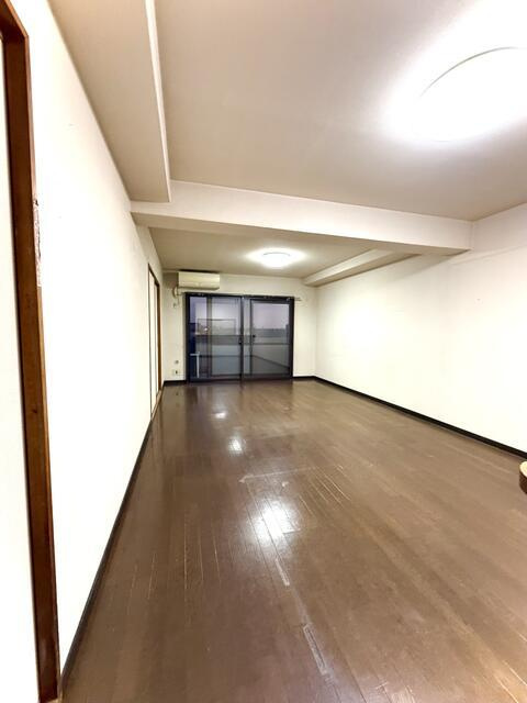 豊橋市曙町字宮前の中古マンションの居間・リビング| 家具の配置がしやすい長方形の間取りで、リビングとダイニングをバランスよく使い分けられます！無駄なスペースが出にくく、リビングの広さをしっかり活かせる使い勝手の良い空間です！
