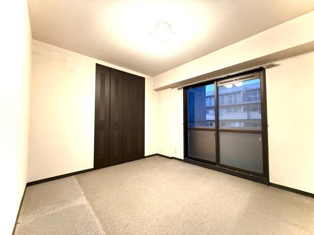 豊橋市曙町字宮前の中古マンションの洋室| 大きな窓からたっぷり光が入り、明るく開放感のあるお部屋です！
風通しも良く、心地よく過ごせる快適な空間になっています！