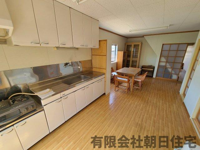 【キッチン】 | 雑賀町 中古戸建４LDK 1,080万円 | コンパクトなキッチンで掃除もラクラク