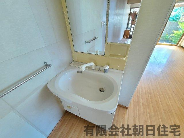 【独立洗面台】 | 雑賀町 中古戸建４LDK 1,080万円 | 独立洗面台、小物を置くことができて便利です