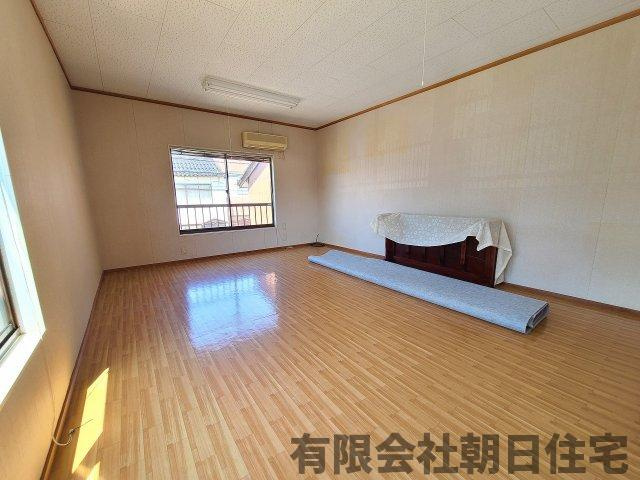 【洋室】 | 雑賀町 中古戸建４LDK 1,080万円 | 明るい洋室です