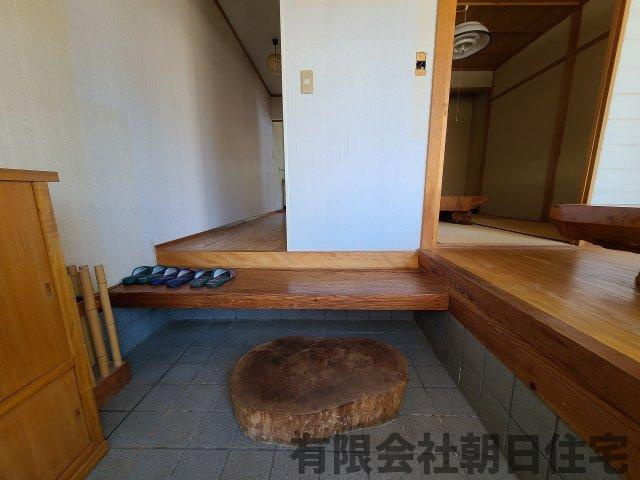 【玄関】 | 雑賀町 中古戸建４LDK 1,080万円 | 明るい玄関です
