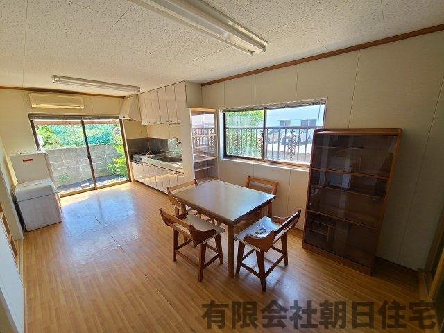 【居間・リビング】 | 雑賀町 中古戸建４LDK 1,080万円 | こちらのリビングで趣味の時間をお楽しみください