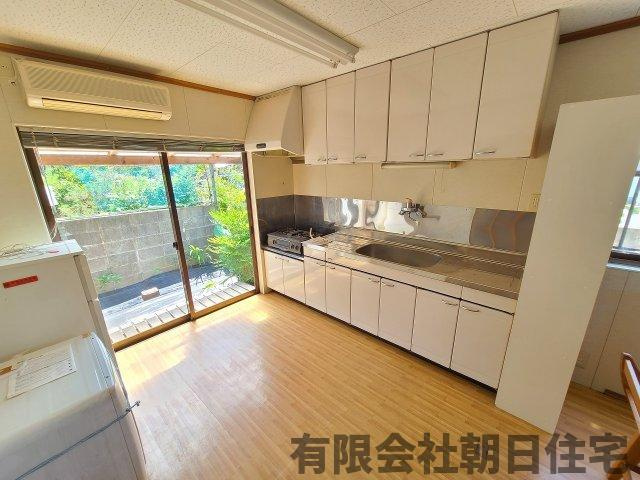 【キッチン】 | 雑賀町 中古戸建４LDK 1,080万円 | コンパクトなキッチンで掃除もラクラク