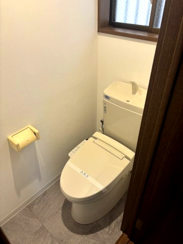 田中町4丁目のトイレ|窓があるトイレは、明るく換気も安心
