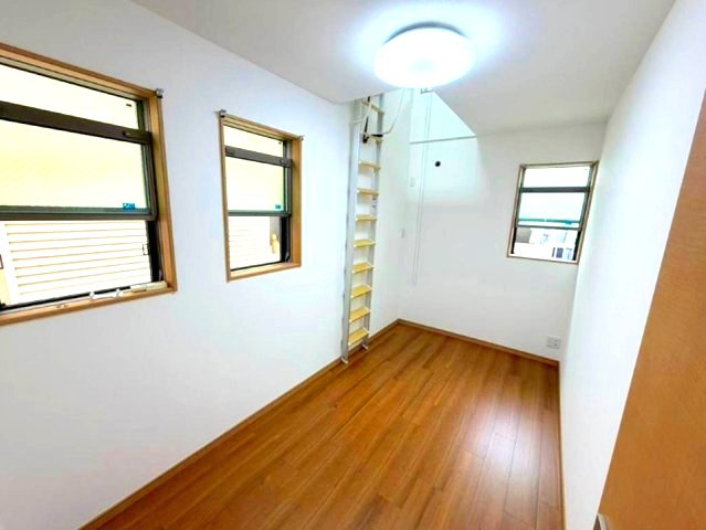 田中町4丁目の洋室|4.3帖洋室　ロフト付き　たっぷりの陽射しを確保する2面採光です