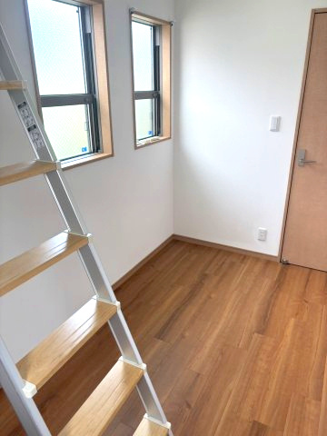田中町4丁目の洋室|木目のフローリングが暖かみのある室内