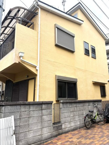 田中町4丁目の前面道路含む現地写真|2階　4.8帖和室　東向き出窓　お陽さまの光をさわやかな風をたっぷりとりこめます。