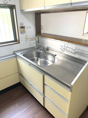 田中町4丁目のキッチン|リビングに憩う家族の姿を見守りながら、楽しくお料理ができるキッチン
