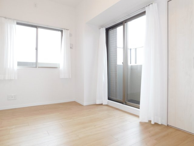 名古屋市中川区新家２丁目の中古マンションの洋室|◇洋室◇　　明るい洋室約５．０帖　全居室収納完備！　バルコニー付き♪　（２０２６年６月リフォーム済）