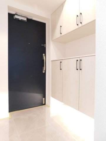 名古屋市中川区新家２丁目の中古マンションの玄関|◇玄関◇　　収納完備で玄関がスッキリと片付きます♪　