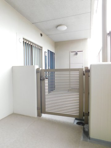 名古屋市中川区新家２丁目の中古マンションのその他|◇プライベートポーチ◇　　玄関扉を開けた際に室内が直接見えにくくなるため、プライバシーが守られ、防犯面で安心です！
