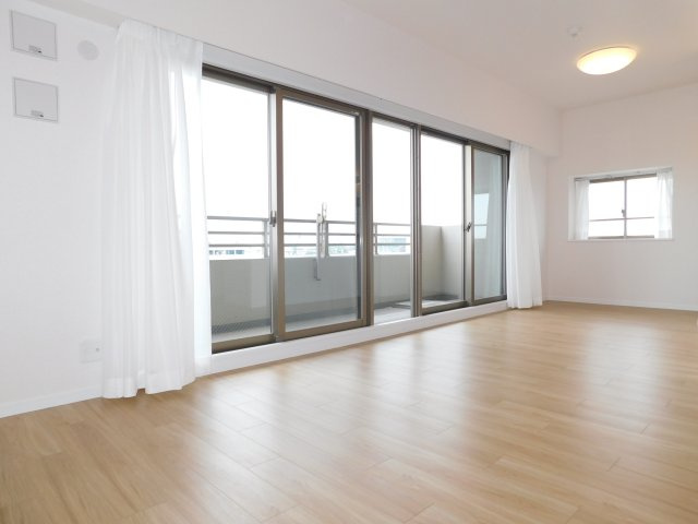 名古屋市中川区新家２丁目の中古マンションの居間・リビング|◇リビング◇　　南面で明るいリビング約１６．３帖　大切なペットと暮らせるマンションです♪　　（２０２６年６月リフォーム済）