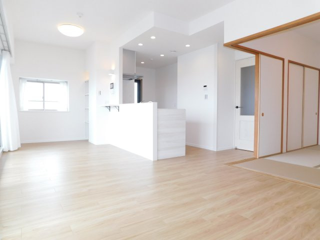 名古屋市中川区新家２丁目の中古マンションの居間・リビング|◇リビング◇　　南面で明るいリビング約１６．３帖　和室と続き間で２２．３帖の空間になります♪　（２０２６年６月リフォーム済）