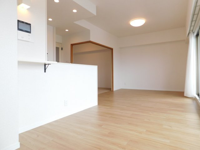 名古屋市中川区新家２丁目の中古マンションの居間・リビング|◇リビング◇　　南面で明るいリビング約１６．３帖　ワイドバルコニー付き！　陽当り・眺望良好♪　（２０２６年６月リフォーム済）