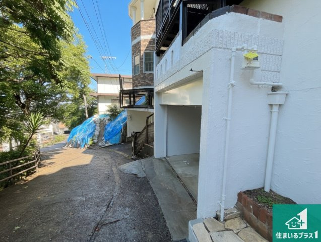 神戸市垂水区西舞子　中古一戸建ての前面道路含む現地写真|周辺は閑静な住宅街！前面道路広々で車の出し入れも便利です。駐車が苦手な方でも安心して車庫入れできます！