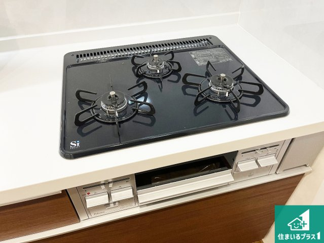 神戸市垂水区西舞子　中古一戸建ての設備|ダブル高火力Ｓｉセンサー付きコンロ！３口あるので、まとめて料理をする時も大活躍！