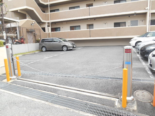 ルミエール西緑丘の駐車場