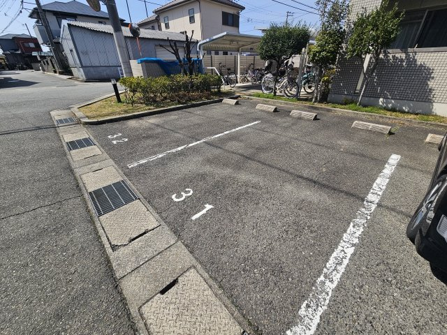 ネオパストラルの駐車場