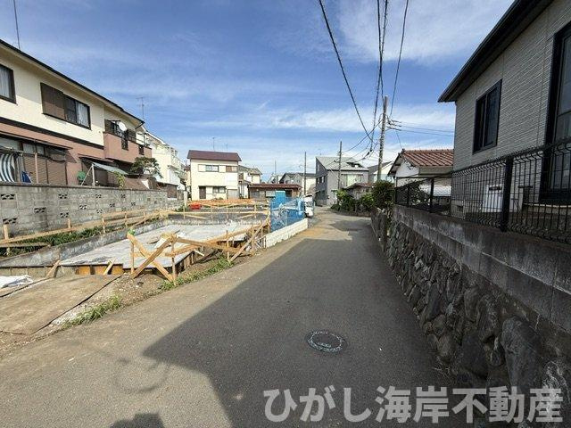 茅ケ崎市香川２丁目　新築戸建　全４棟の前面道路含む現地写真|7月11日撮影　建築中　現地外観