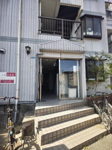 下木田マンションのエントランス