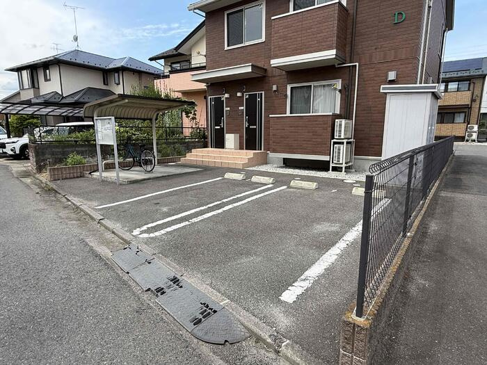 ファイン・クレストDの駐車場