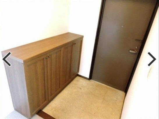 豊橋市牟呂町字松崎の中古マンションの玄関| 玄関には靴を収納するスペースがあるので、いつでもすっきり整います。