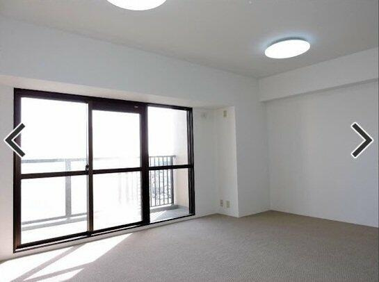 豊橋市牟呂町字松崎の中古マンションの居間・リビング| 大きな窓から日差しが入り込んでとても開放感のあるお部屋になります。
