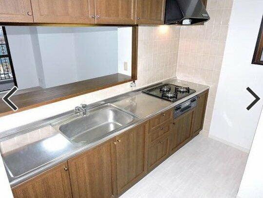豊橋市牟呂町字松崎の中古マンションのキッチン| 流行りの対面式キッチンはお料理中も家族の様子をしっかり把握することができます! 3口コンロなのでお料理時間を短縮してくれます！