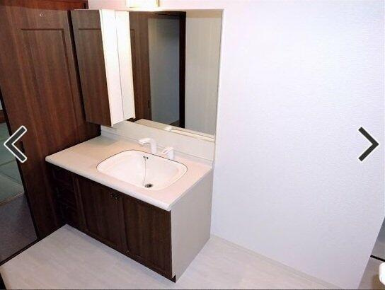 豊橋市牟呂町字松崎の中古マンションの独立洗面台| 広々の洗面所は洗濯機を置いても圧迫感なくご使用いただけるので,朝の混み合う時間も窮屈感じる事はありません！
