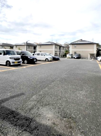 リビングタウン狭山池H棟の駐車場