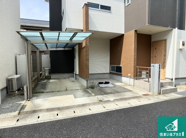 神戸市垂水区山手　中古一戸建ての駐車場|並列２台駐車可能！ゆとりの駐車スペースで車庫入れもスムーズ！