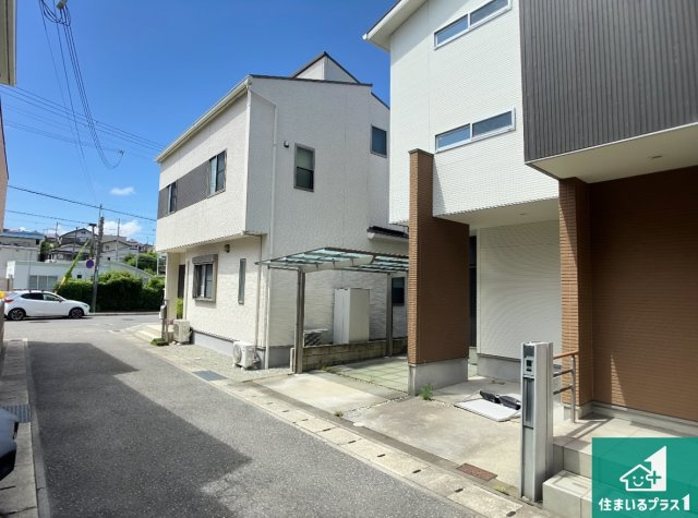 神戸市垂水区山手　中古一戸建ての前面道路含む現地写真|周辺は閑静な住宅街！前面道路広々で車の出し入れも便利です。駐車が苦手な方でも安心して車庫入れできます！
