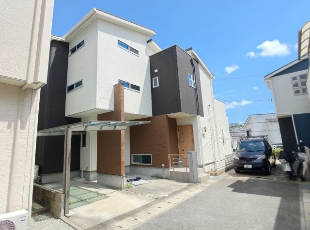 神戸市垂水区山手　中古一戸建ての外観|周辺は落ち着いた街並みの住宅地！子育てがしやすい住環境です！気になることがありましたら、お気軽にお問い合わせください！