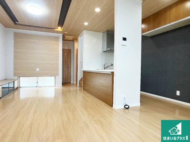 神戸市垂水区山手　中古一戸建ての居間・リビング|日当たり良好の明るいリビングで朝の目覚めもスッキリできそう！対面キッチンでご家族のコミュニケーションも自然と増える設計！小さなお子様が遊ぶスペースを作っても広々とくつろげるLDK！