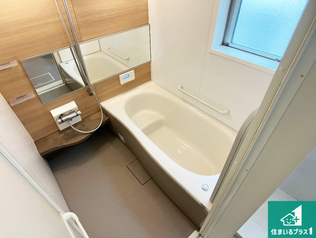 神戸市垂水区山手　中古一戸建ての浴室|足をゆったり伸ばして寛げる浴槽です。窓が設けられていますので差し込む光が明るく穏やかな雰囲気にしてくれます♪浴室乾燥機も設置しているので、雨の日の洗濯物も安心です♪
