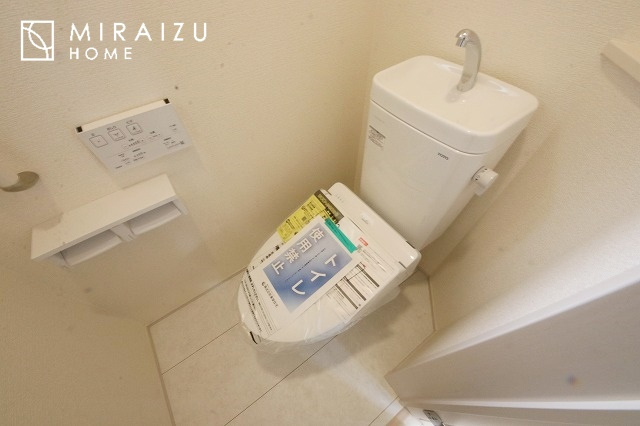 【トイレ】 | 空気の換気と窓からの光の明るさに配慮した清潔感のあるトイレ、ご自分の好きなアロマや芳香剤を置いて落ち着く空間を演出、一人になれる空間ですから、リラックスしたいですね。