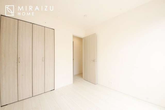 【寝室】 | 広さのある洋室は、ご夫婦様の寝室にぴったりですね。ご主人様の趣味のものや書斎などにも使用できるくらいの広さが嬉しいです。収納もばっちり完備してますのでお荷物が多いご家族様も安心してお暮しいただけます！