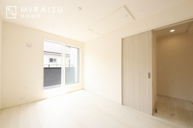 【子供部屋】 | 床のフローリングもオシャレな洋室が嬉しいです。独立性のある住宅ですので、各居室それぞれ、テイストの違うお部屋インテリア造りをしても面白いかもしれませんね！