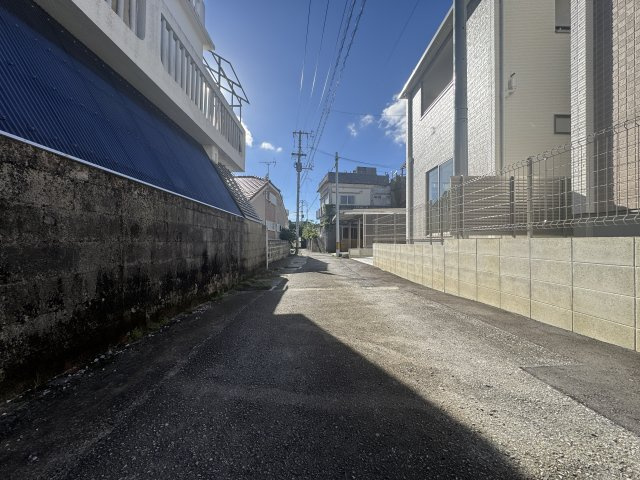宜野湾市野嵩2期（全2棟）1号棟の前面道路含む現地写真|※南西側公道4m♪