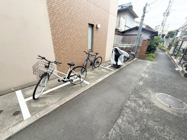 グリュック豊津の駐車場
