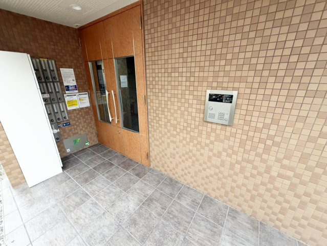 グリュック豊津のエントランス