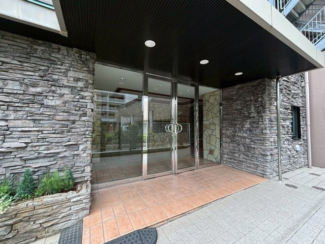 ドラゴンマンション木場公園壱番館のエントランス|天然石調の素材を採用した格調高いエントランス。