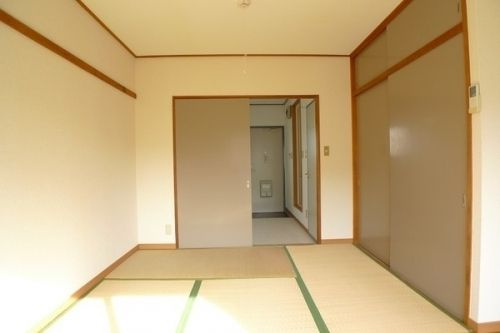 横浜市栄区笠間３丁目のアパートの居間・リビング