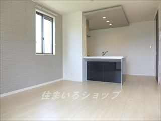 メゾン・ド・プルメリアⅣの居間・リビング|人気の対面キッチン