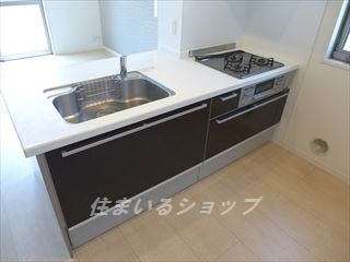 メゾン・ド・プルメリアⅣのキッチン|３口ガスコンロ付き