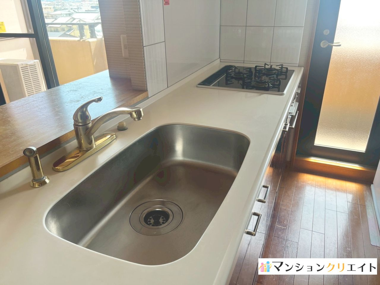アパガーデンコート板垣のキッチン|キッチン突き当りにバルコニーへ出られる扉があります