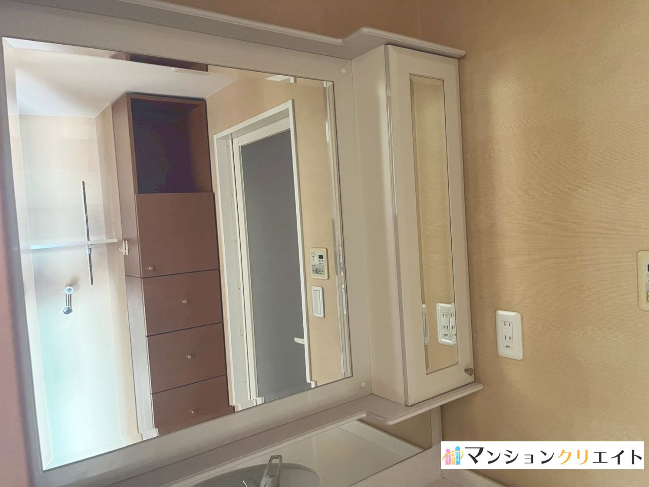 アパガーデンコート板垣の独立洗面台|鏡